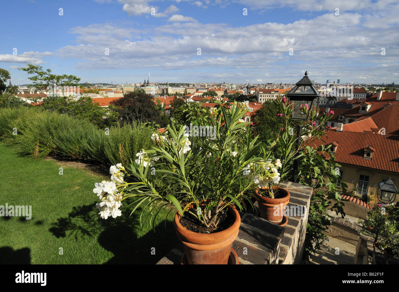 Kleinen Viertel Prag Skyline von Palffy-Garten gesehen Stockfoto