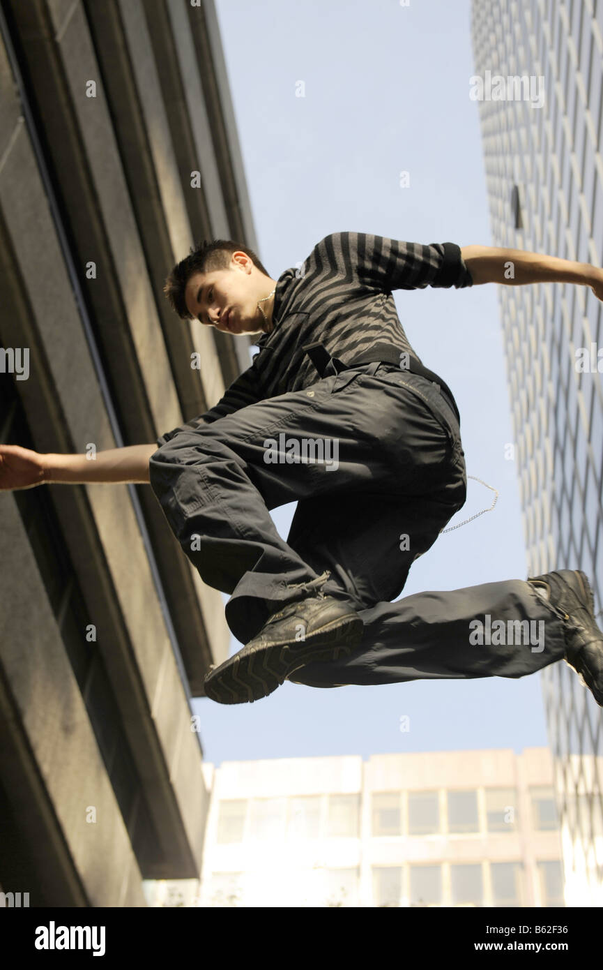 Danny Darwin zeigt freilaufend (Parkour) Techniken zwischen Bürogebäuden in der Nähe von Embankment, London Stockfoto