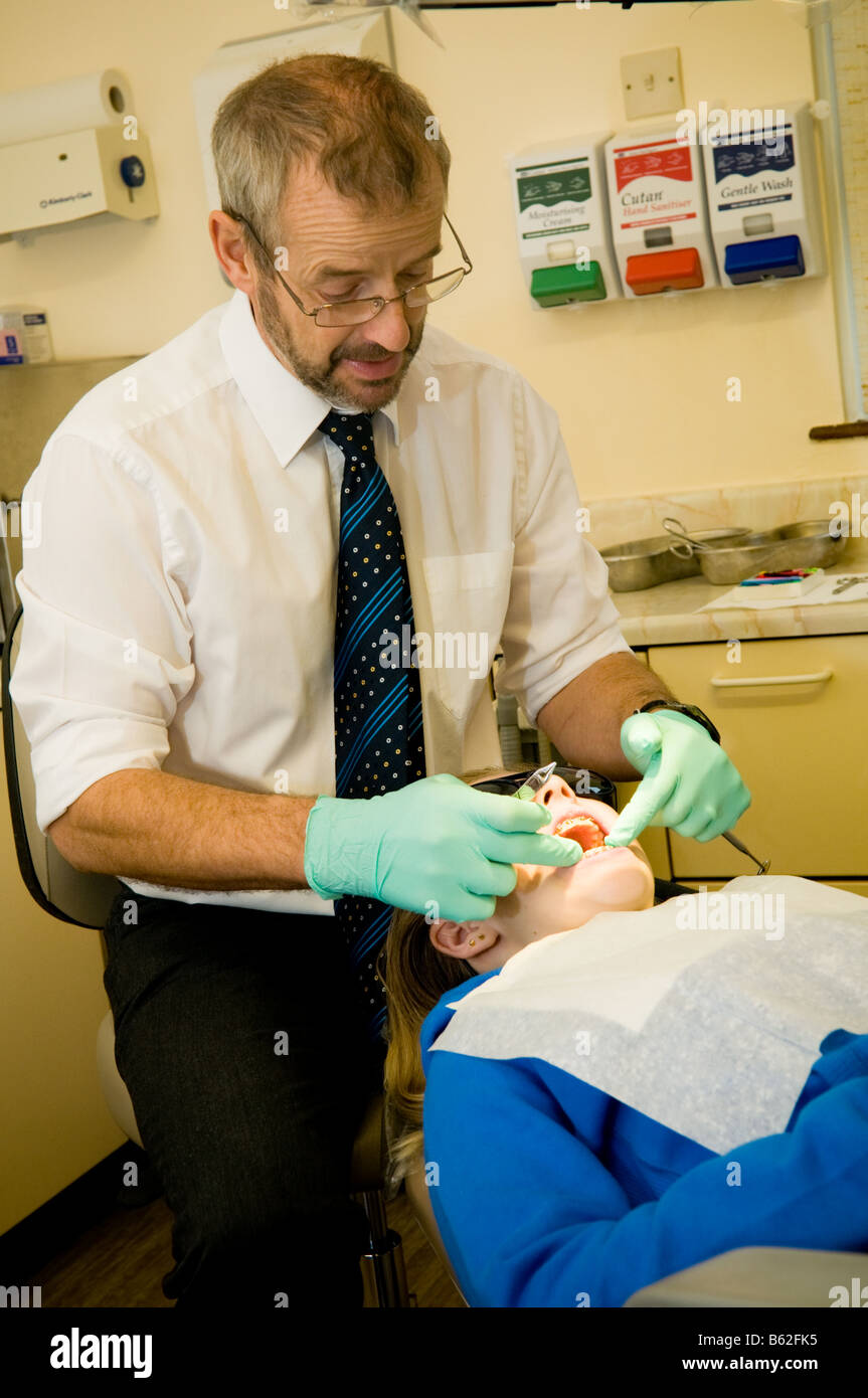 Ein vierzehn Jahre altes Mädchen ihre Zähne von ihrem Kieferorthopäden National Health Service NHS UK geprüft Stockfoto
