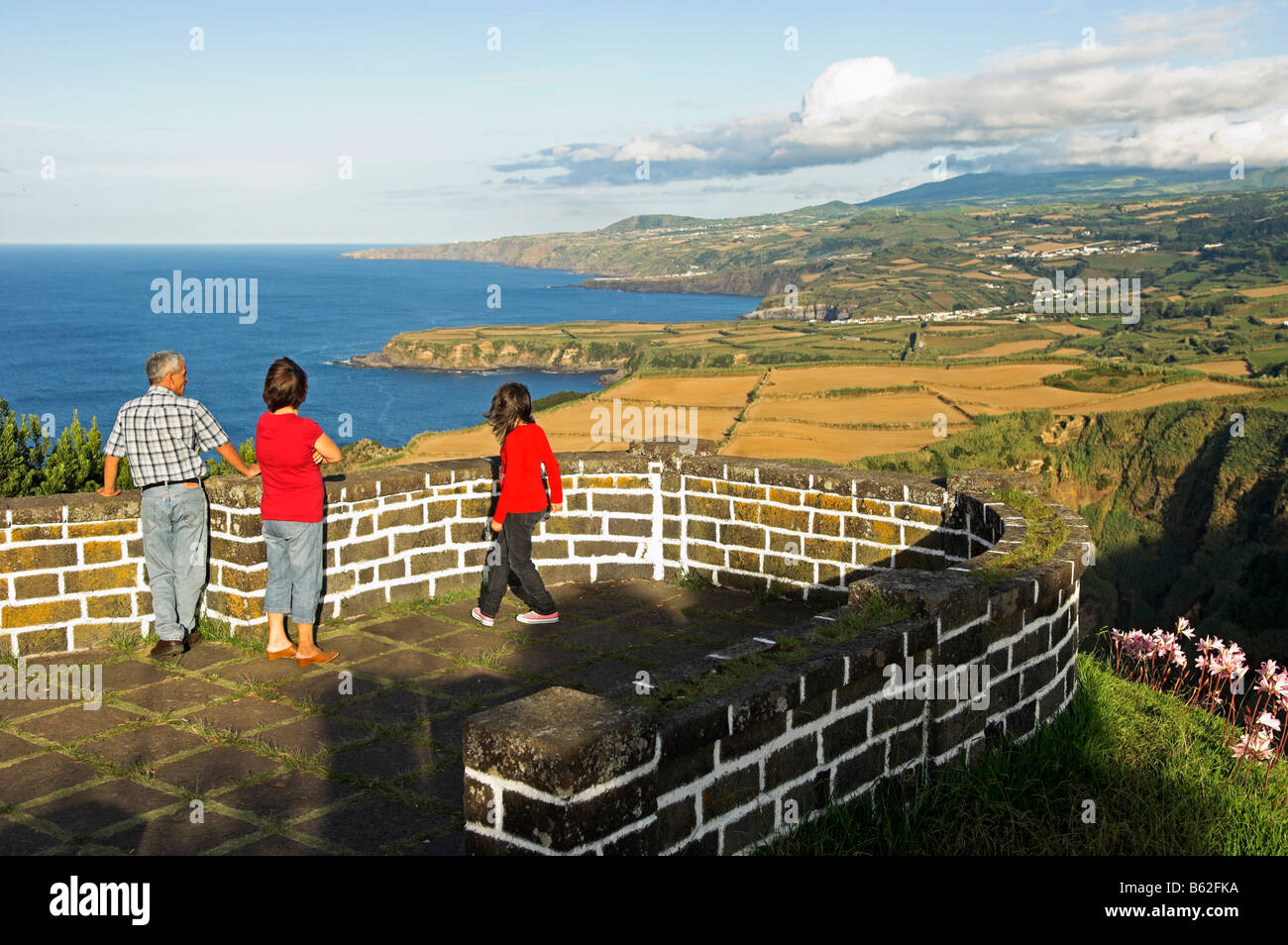 Touristen am Aussichtspunkt Santa Iria auf Nord Küste von Sao Miguel Island Azoren Stockfoto