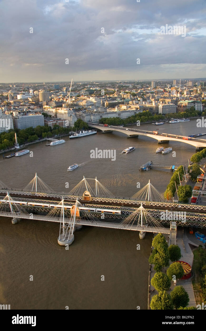 Hungerford Bridge Golden Jubilee Bridge und der Waterloo Brücke über den Fluss Themse in der City von London England Stockfoto