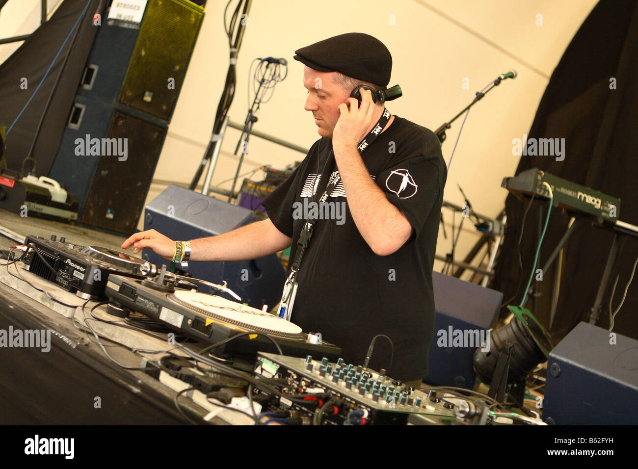 Glastonbury Festival DJ Sound Mischpult Plattenspieler in Rave tanzen Zelt Juni 2008 Stockfoto