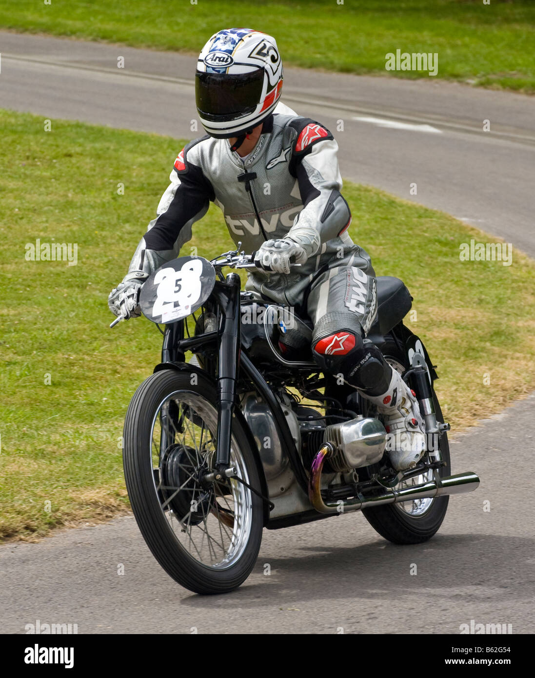 Motorrad News Editor, Marc Potter, reitet die 1939 BMW RS51 auf dem Goodwood Festival of Speed, Sussex, UK. Stockfoto