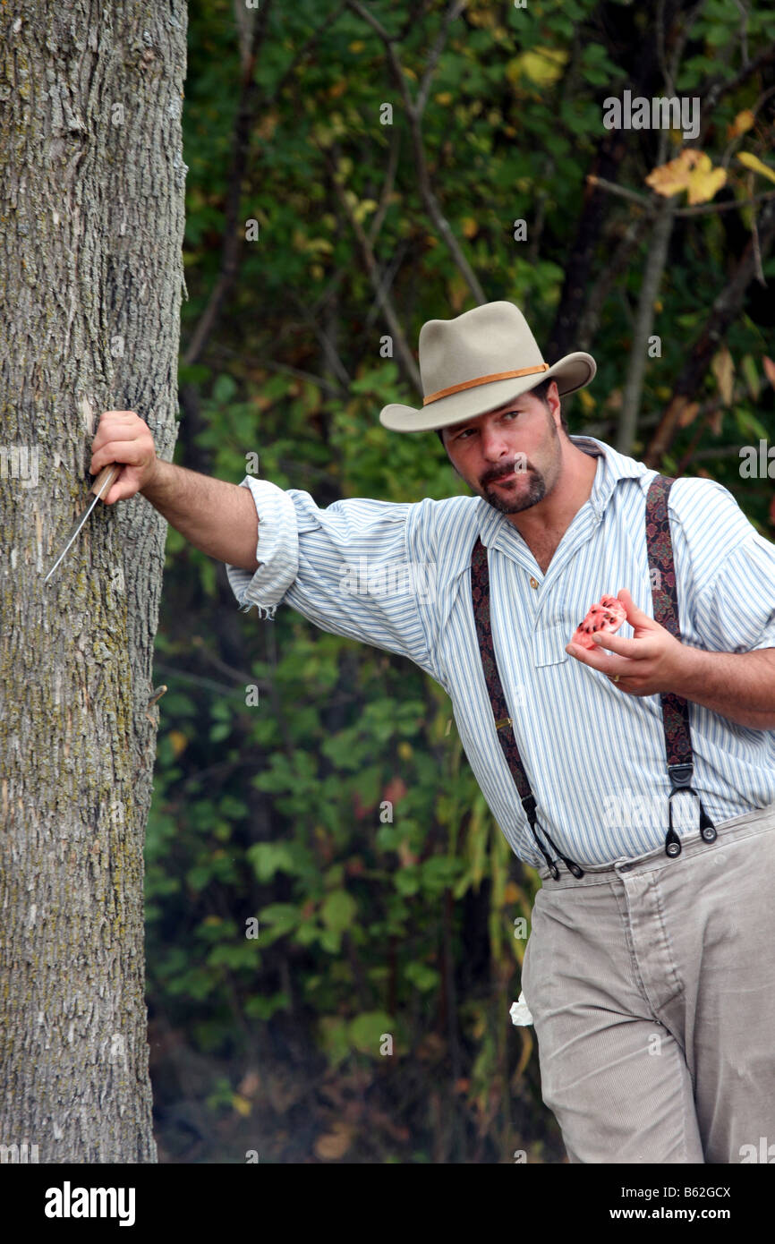 Ein Bürgerkrieg Periode gekleidet Mann isst Wassermelone im Civil War Reenactment Greenbush Wisconsin Stockfoto