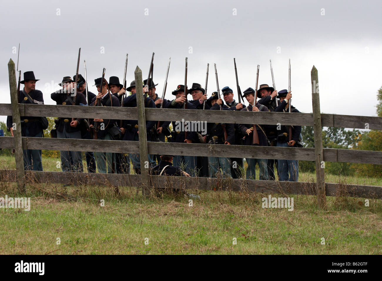 Unionssoldaten Arme auf ihren Schultern platzieren, als eine Gruppe an einem Civil War Reenactment an der Wade Haus Greenbush Wisconsin Stockfoto