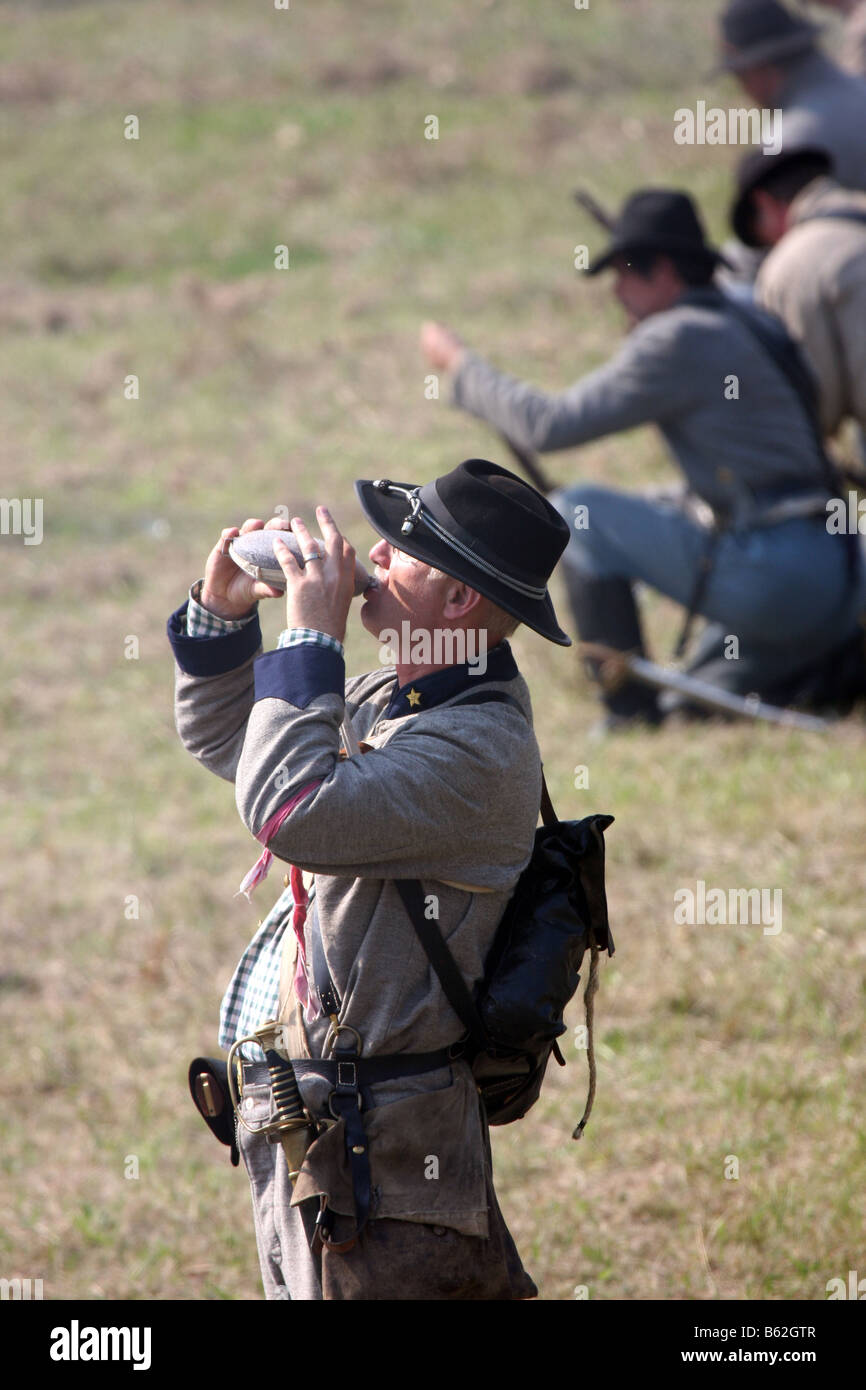 Konföderierte Soldaten immer einen Schluck Wasser aus einer Kantine in der Schlacht in der Civil War Reenactment im Wade House Stockfoto