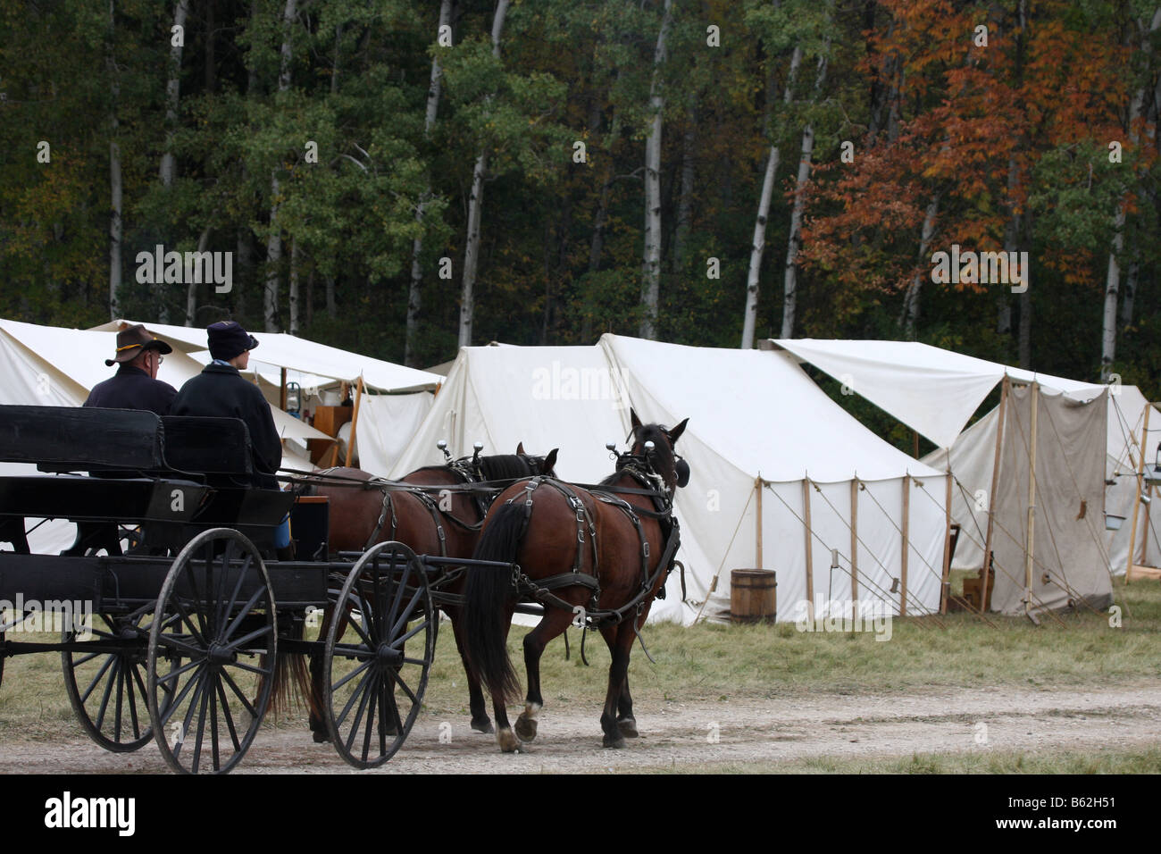 Reiten durch das Feldlager der Zelte in ein Civil War Reenactment an