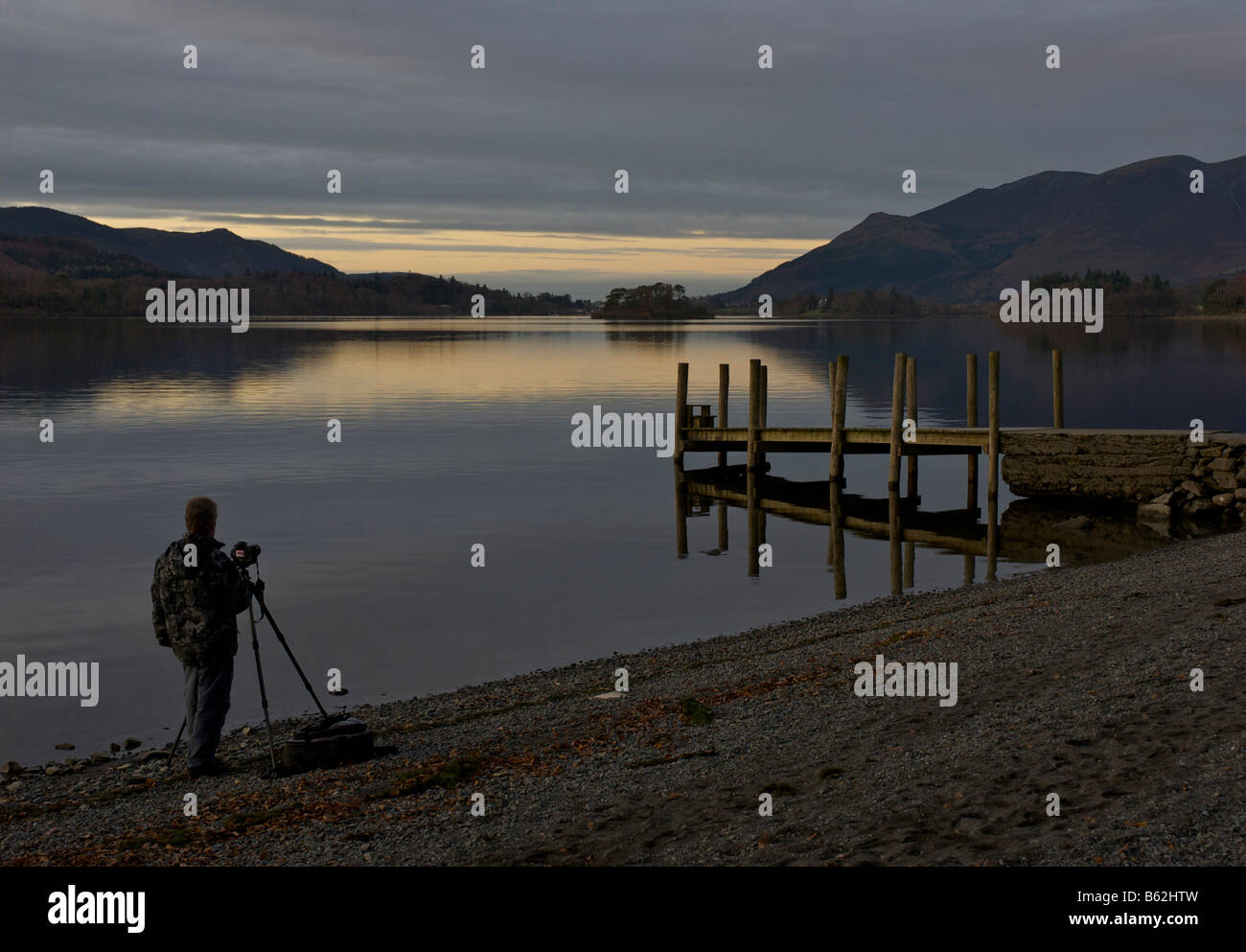 Mann fotografiert Ashness Pier am Derwent Water, Borrowdale, in der Nähe von Keswick, Nationalpark Lake District, Cumbria, England UK Stockfoto