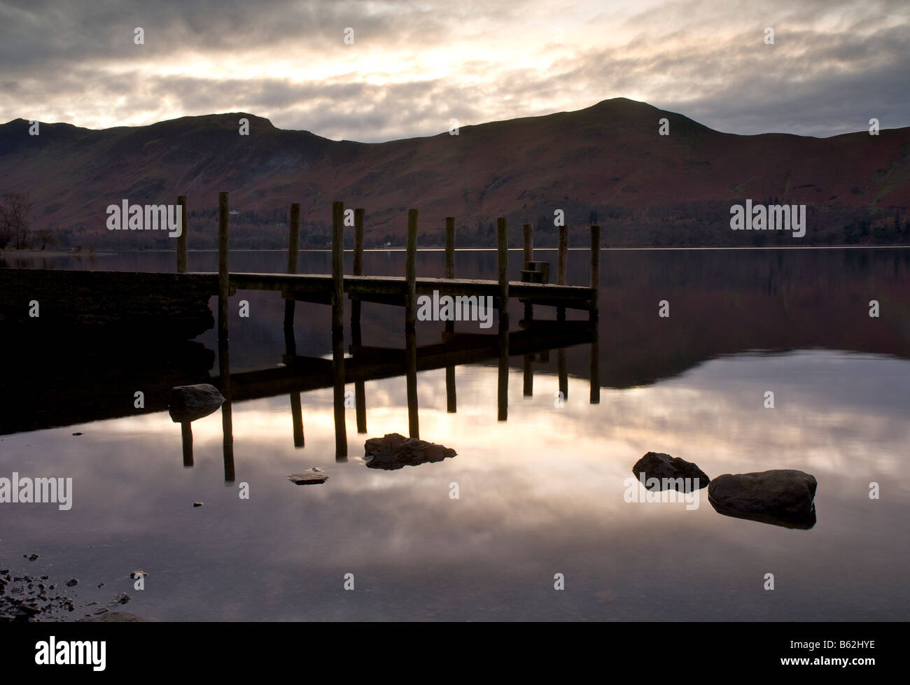 Holzsteg am Derwent Water, Borrowdale, in der Nähe von Keswick, Nationalpark Lake District, Cumbria, England UK Stockfoto