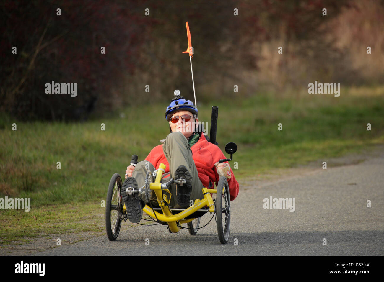 Tricycling Senior Gentleman an sonnigen Herbsttag Victoria British Columbia Kanada Stockfoto