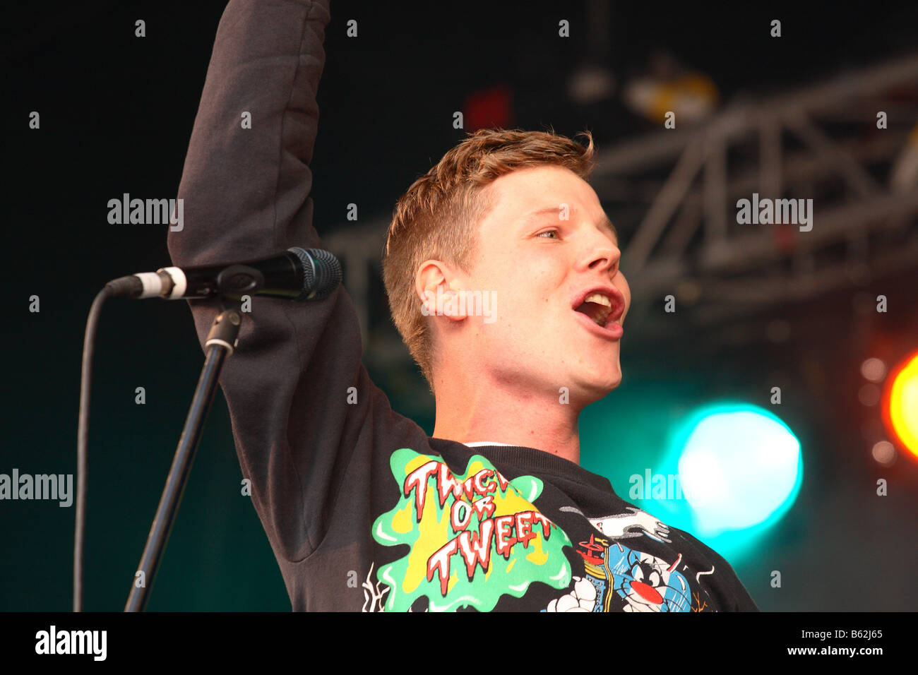 Alphabeat lead-Sänger Anders Nielsen pop-Gruppe aus Dänemark Gesang Liveband auf dem Glastonbury Festival Juni 2008 Stockfoto