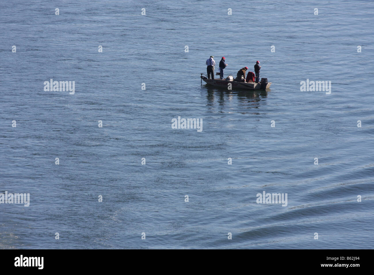Fischer in einem Boot auf See Taneycomo unter dem Tisch Rock Damm Stockfoto