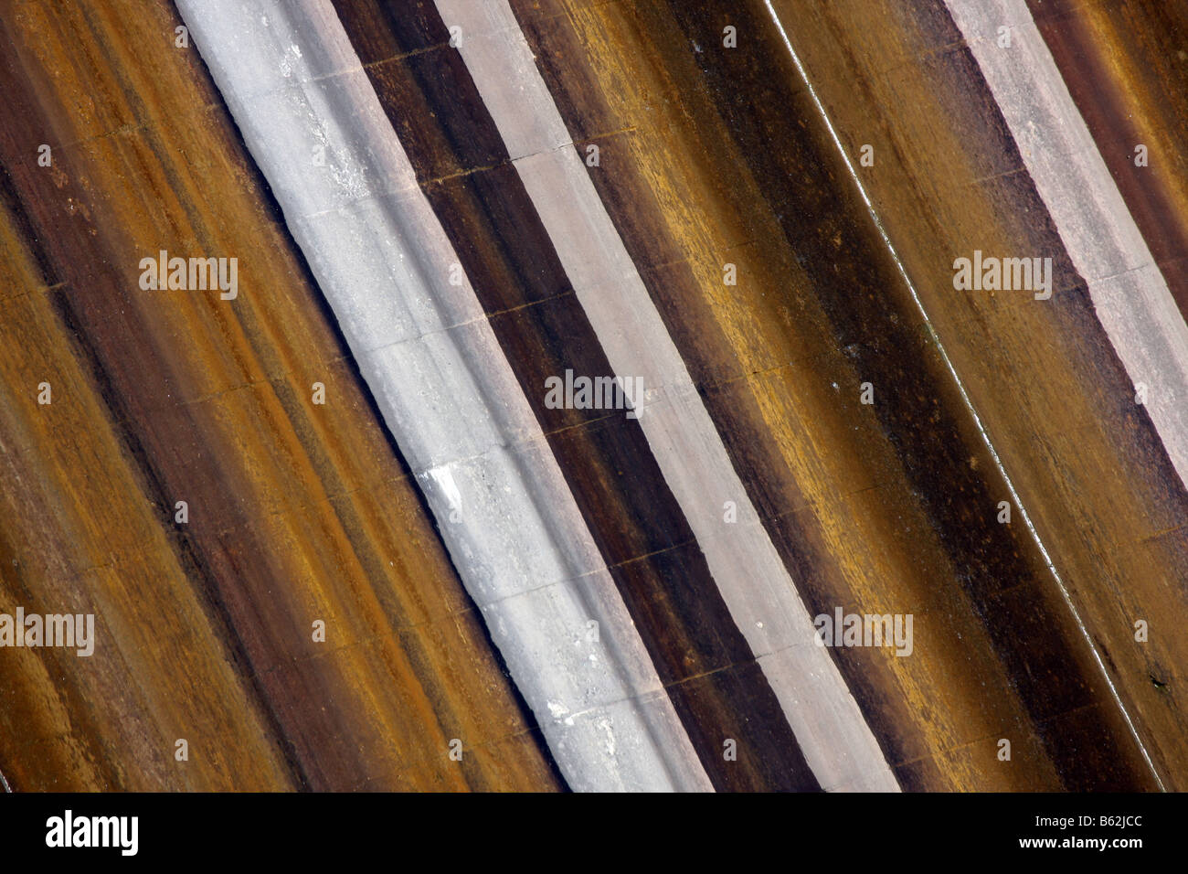 Fließen des Wassers, die Färbung des Betons des Table Rock Dam Missouri Stockfoto