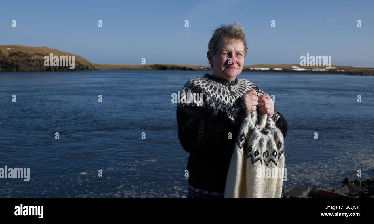 Frau stricken traditionelle isländische Wollpullover, Hornafjördur Fjord, Ost-Island Stockfoto