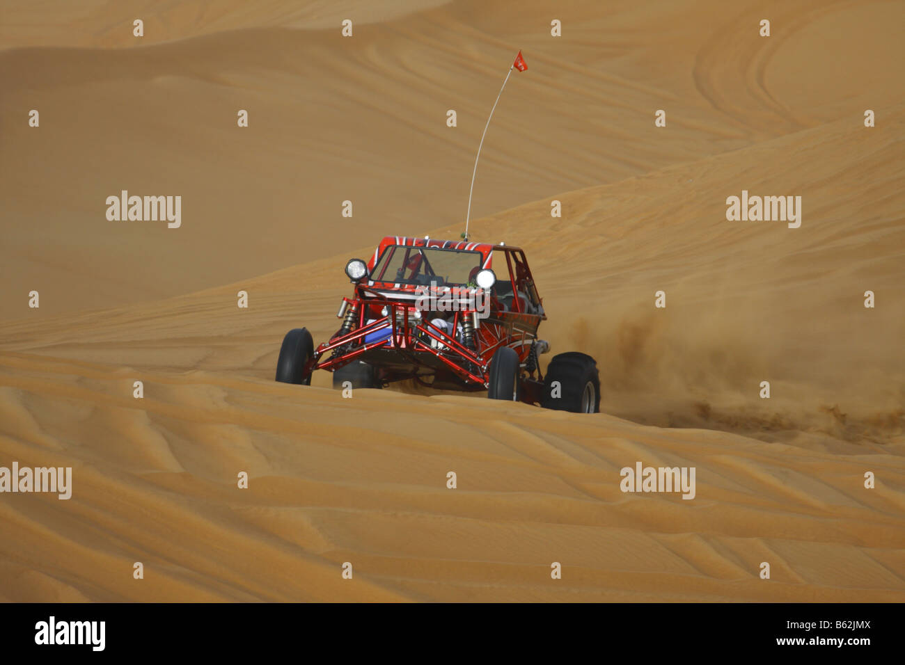 DUNE BUGGY BEI DER WÜSTENSAFARI IN DUBAI Stockfoto