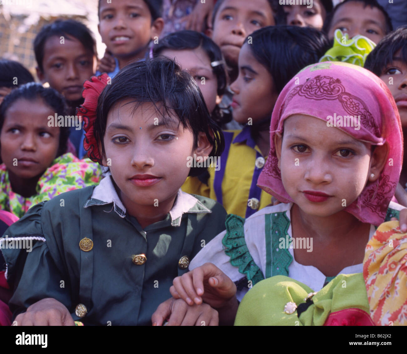 Rohingya-Kinder besuchen eine Schule in einem Flüchtlingslager in Cox's Bazar, im Süden von Bangladesch. Sie sind aus ihrer Heimat im Staat Rakhine, Myanmar, geflohen. Stockfoto