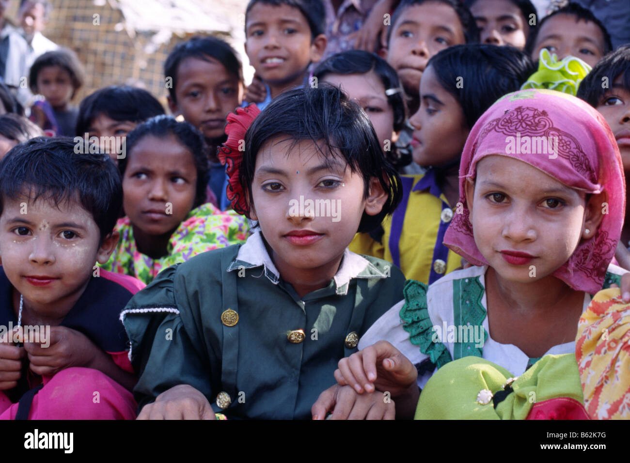 Rohingya-Kinder besuchen eine Schule in einem Flüchtlingslager in Cox's Bazar, im Süden von Bangladesch. Sie sind aus ihrer Heimat im Staat Rakhine, Myanmar, geflohen. Stockfoto
