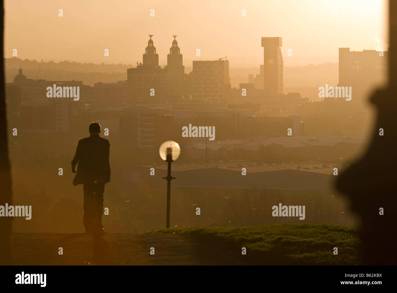 Die Skyline der Stadt Liverpool in den frühen Abendstunden Herbst Sonnenuntergang gesehen aus Everton Park als Schuljunge windet seinen Weg nach Hause. Stockfoto