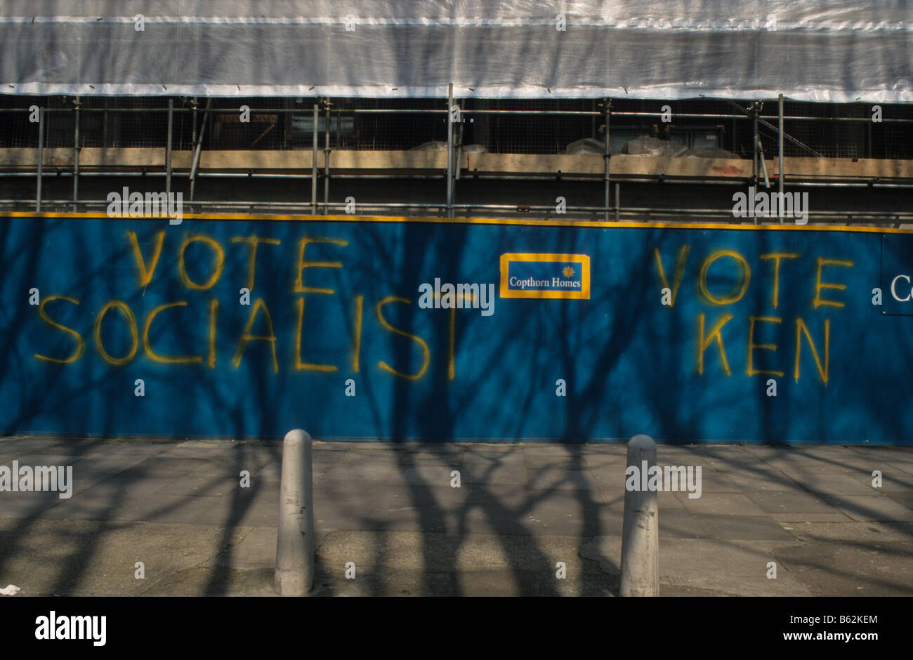 Graffito auf Horten auf Baustelle in Mile End Road, London E1, drängen die Bevölkerung zum "Abstimmung sozialistischen, Abstimmung Ken". Stockfoto