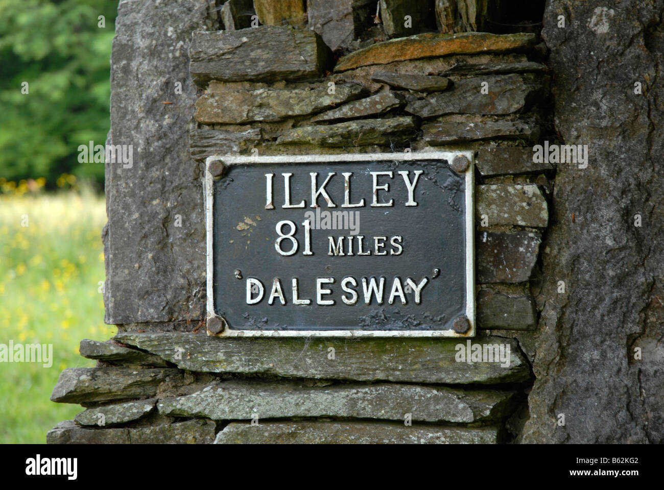 Melden Sie lesen "ILKLEY 81 Meilen DALESWAY" am Sitz in Bowness-on-Windermere, englischen Lake District Stockfoto