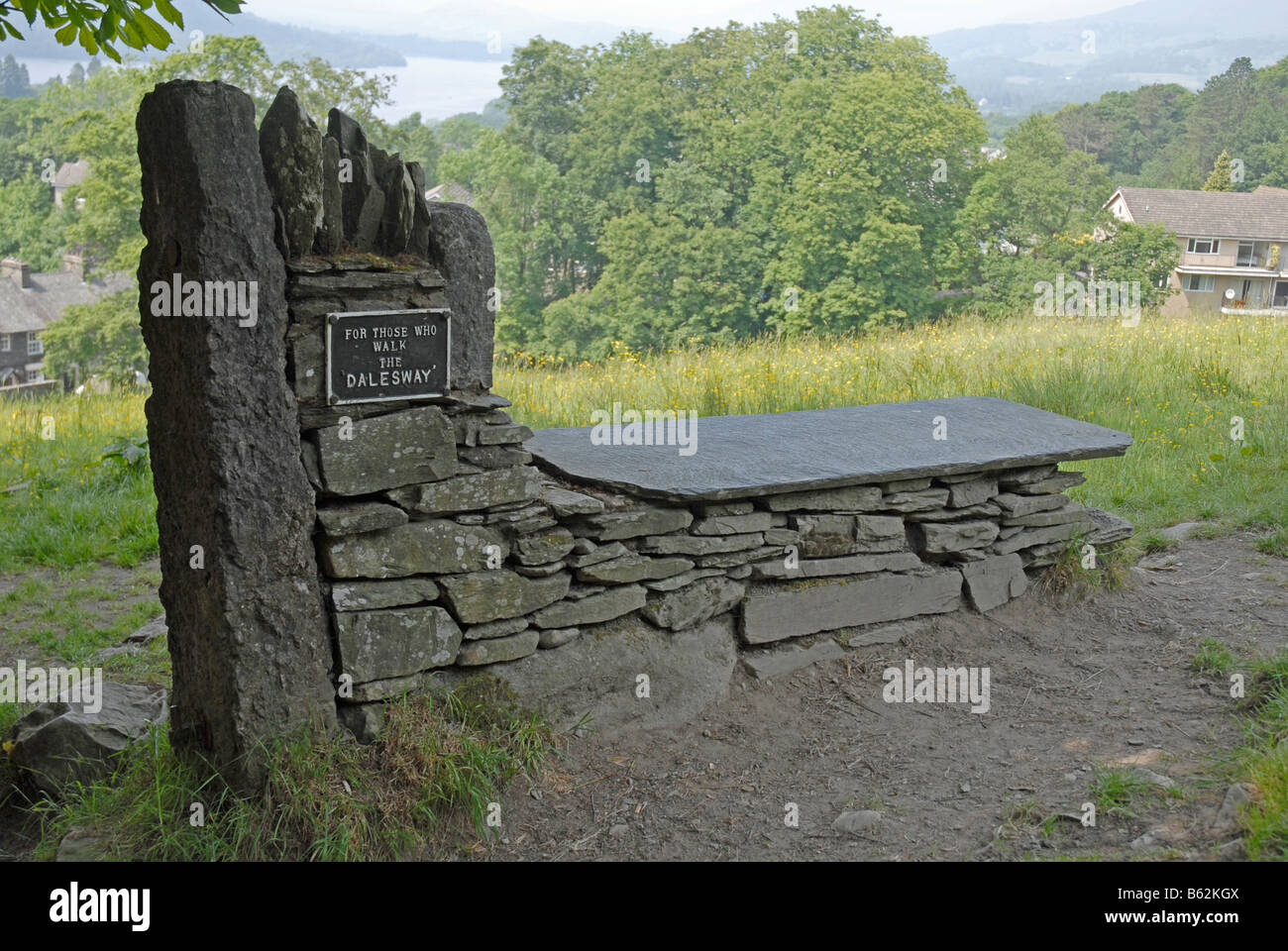 Trockenen Steinbank in Bowness-on-Windermere mit Schild "für diejenigen, die die Dalesway gehen". Englischen Lake District Stockfoto