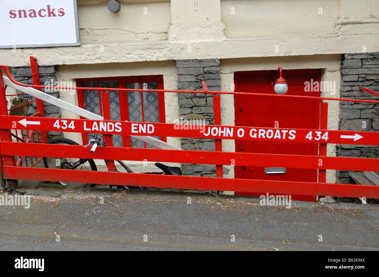 Zeichen auf Geländer Angabe Lands End 434 Miles, John O Grützen 434 Meilen, Windermere, englischen Lake District gemalt Stockfoto