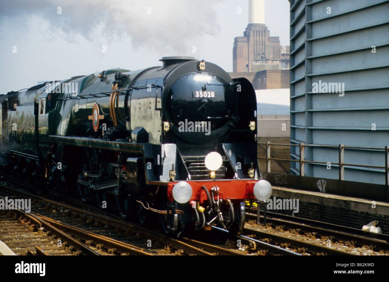 Dampf Lok keine 35028 Handelsmarine Klasse Clan Line, Battersea Park Station auf der Durchreise. Stockfoto