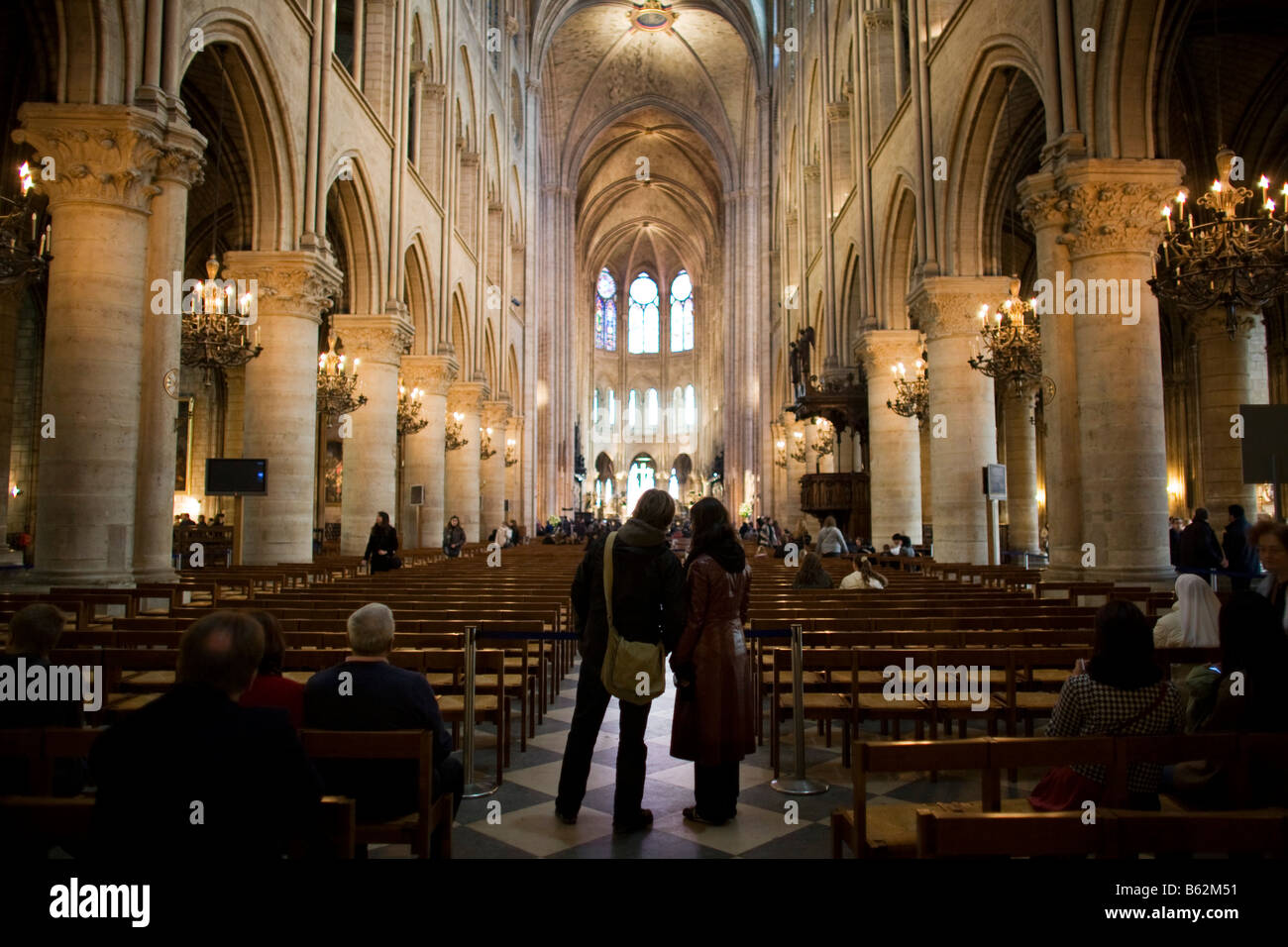 Besucher Erleben Sie Die Sehenswurdigkeiten Von Innen Paris Kathedrale Von Notre Dame Stockfotografie Alamy