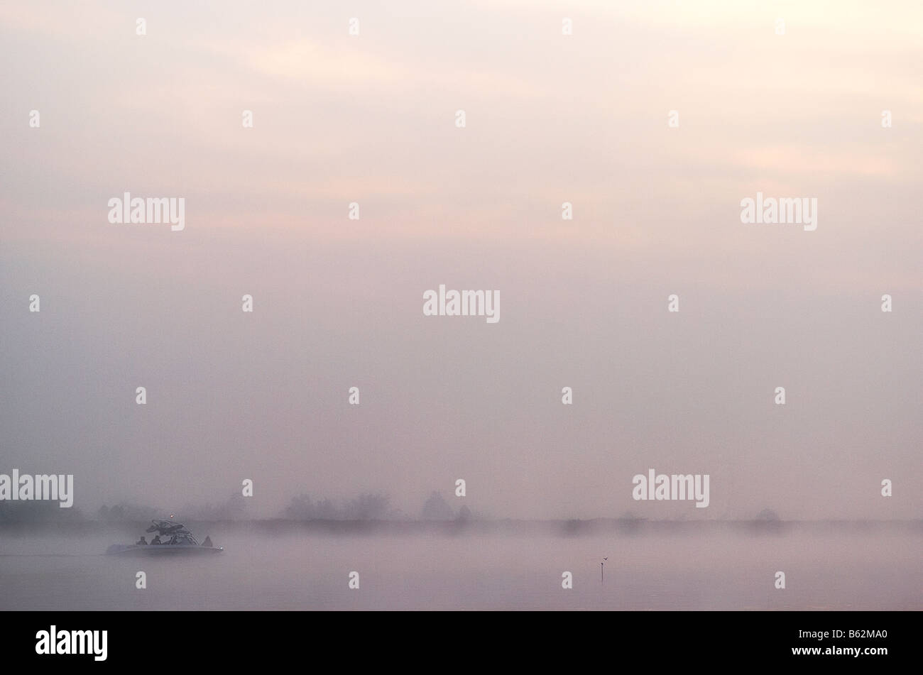 Silhouette von fünf Personen in einem Boot bei Sonnenuntergang, Amphoe Mueang, Chiang Rai, Provinz Chiang Rai, Thailand Stockfoto