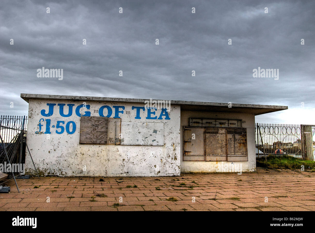 Der verdarbte Teeshop auf dem ehemaligen Messegelände in Morecambe, der für die Entwicklung des Eden Project North geplant ist. Stockfoto