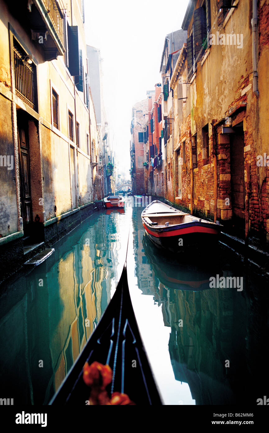 Gondel und Boote in einem Kanal, Canal Grande, Venedig, Veneto, Italien Stockfoto