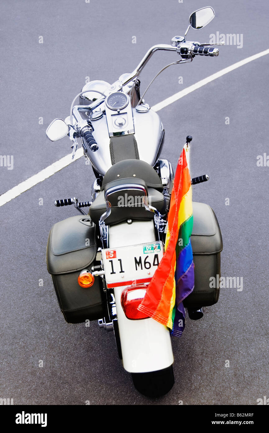 Vogelperspektive Blick auf eine Regenbogenfahne auf einem Motorrad Stockfoto