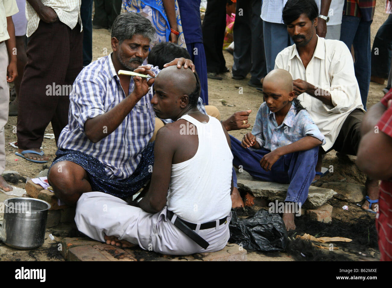 Head shaving hindu Fotos und Bildmaterial in hoher Auflösung Alamy