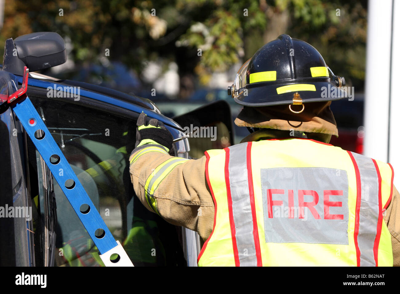 Feuerwehrleute arbeiten auf ein Auto, das über gerollt hat zu stabilisieren und Rettung der Opfer sicher Stockfoto