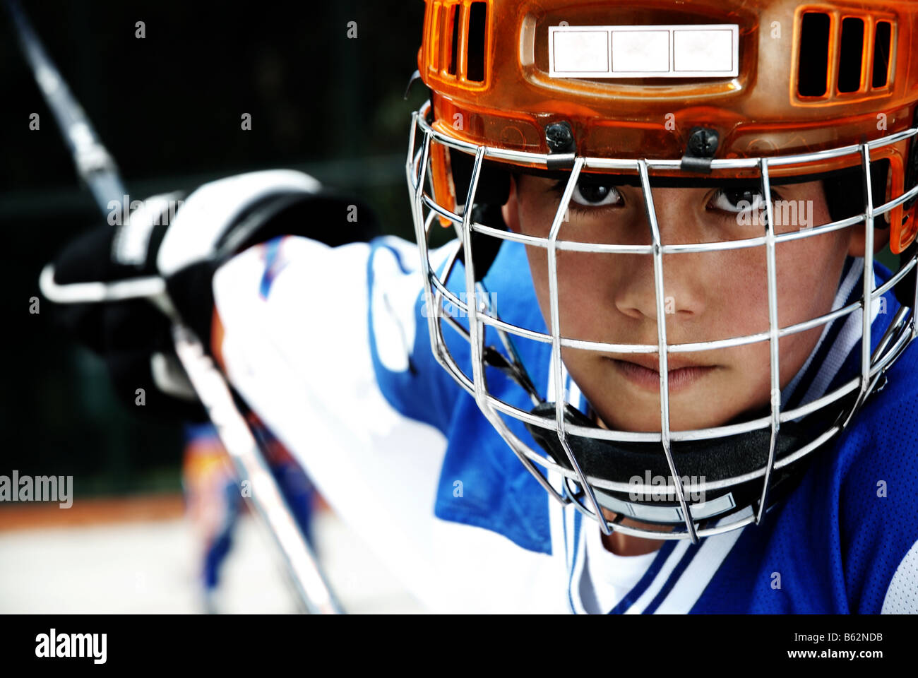 Portrait eines jungen Eishockey zu spielen Stockfoto