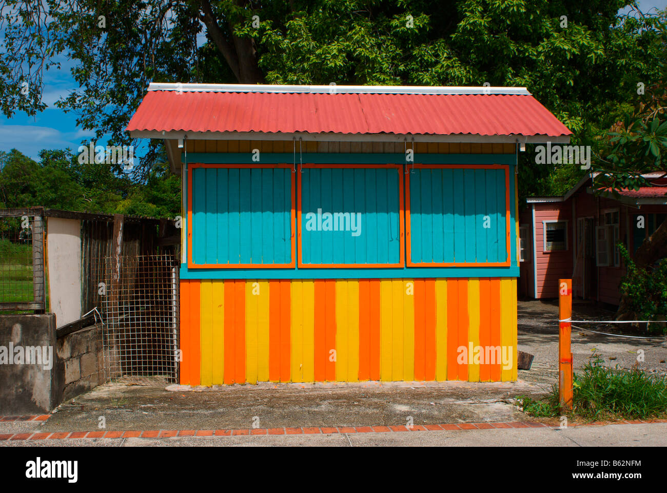 Bunte Vertrieb shack mit Fensterläden, auf der Seite der Straße, St. Lawrence Gap, Barbados. Stockfoto