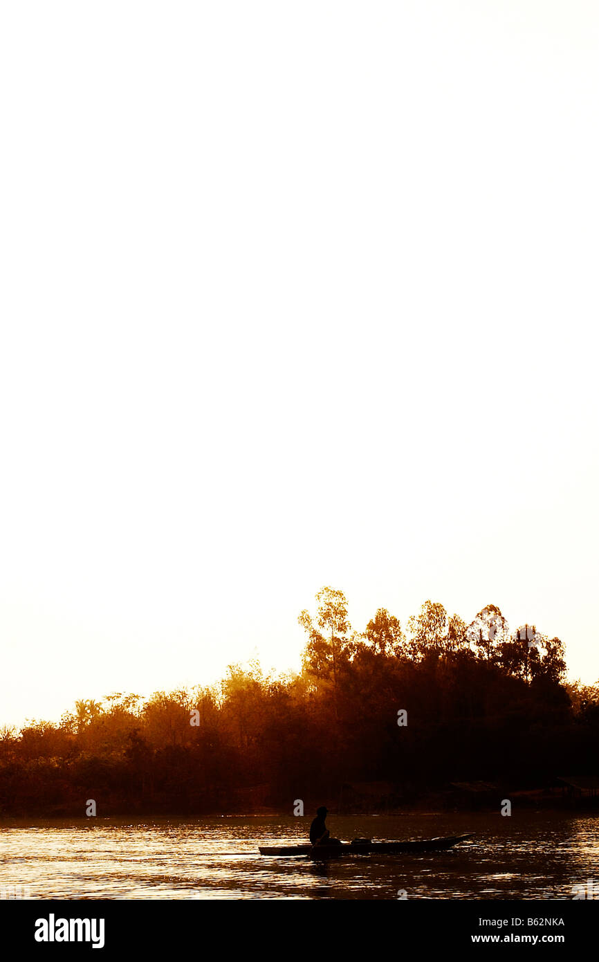 Silhouette von zwei Personen in einem Boot bei Sonnenuntergang, Amphoe Mueang, Chiang Rai, Provinz Chiang Rai, Thailand Stockfoto