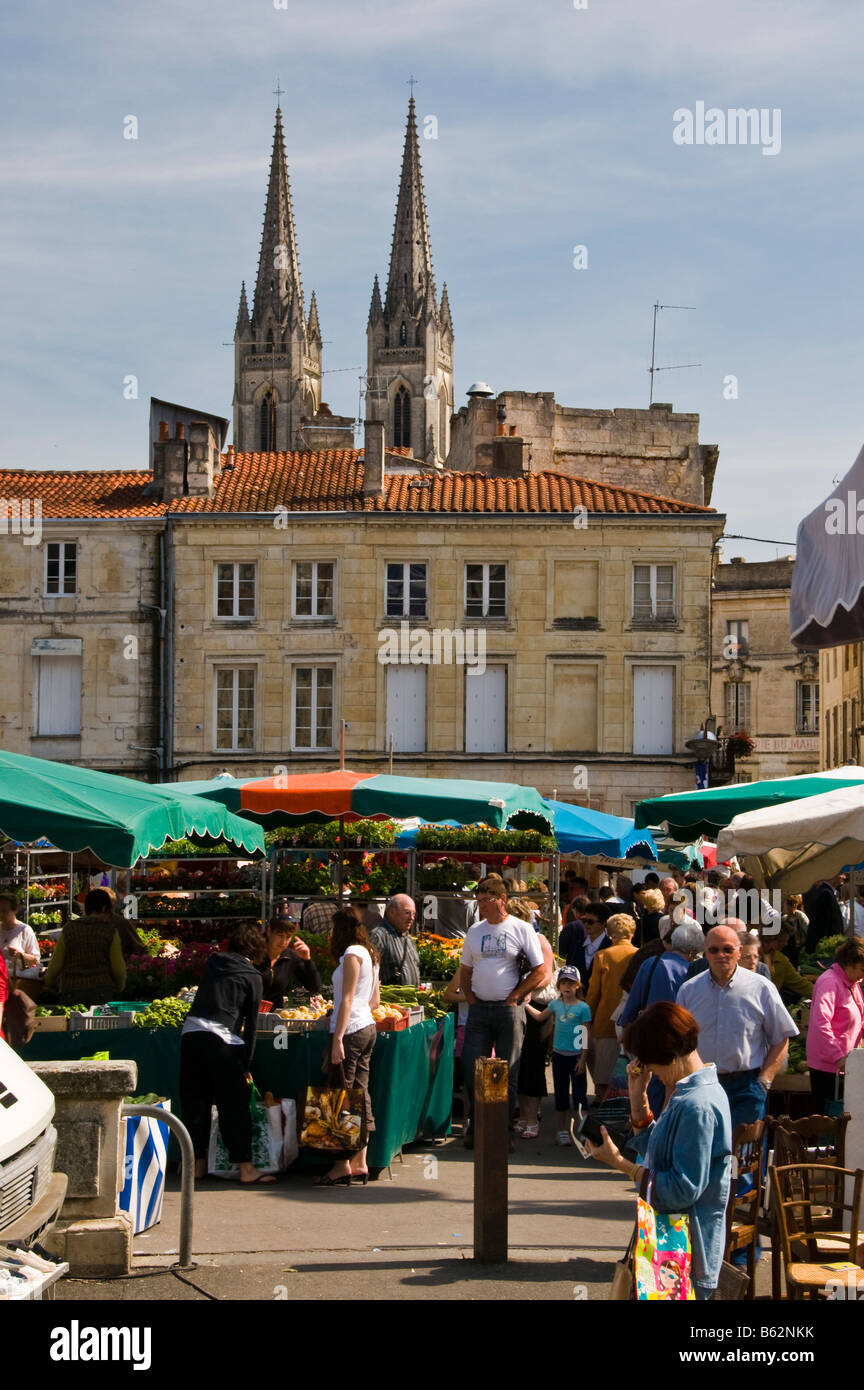 Open-Air-Markt im Zentrum von Niort Deux Sèvres Frankreich Stockfoto