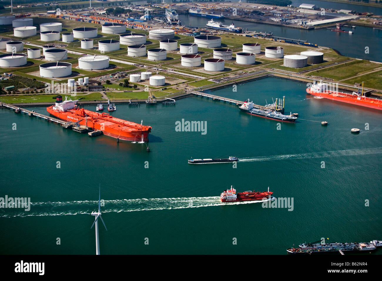 Holland-Zuid-Holland-Rotterdam Hafen Containerschiff und Öllager Antenne Stockfoto