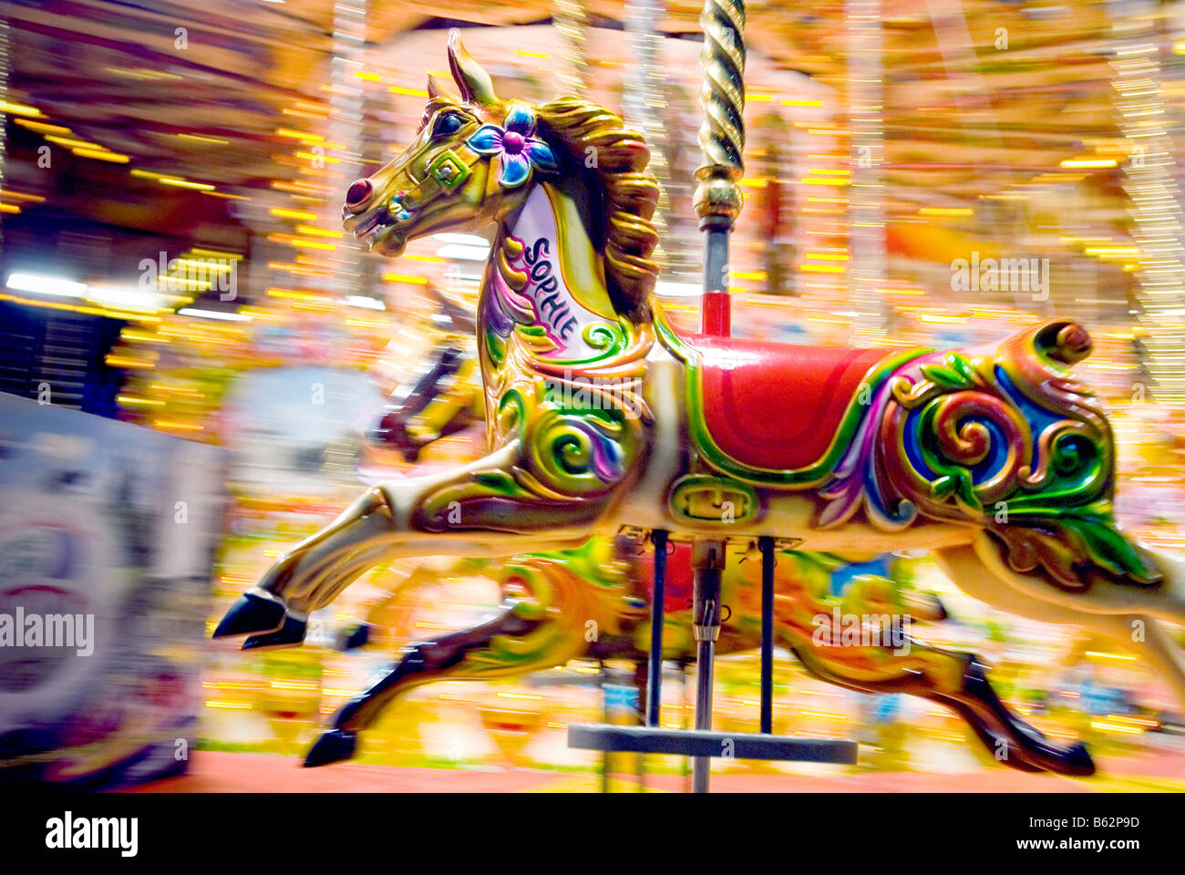 Springende Pferd auf einem Karussell Merrygoround auf einen Weihnachtsmarkt. Stockfoto