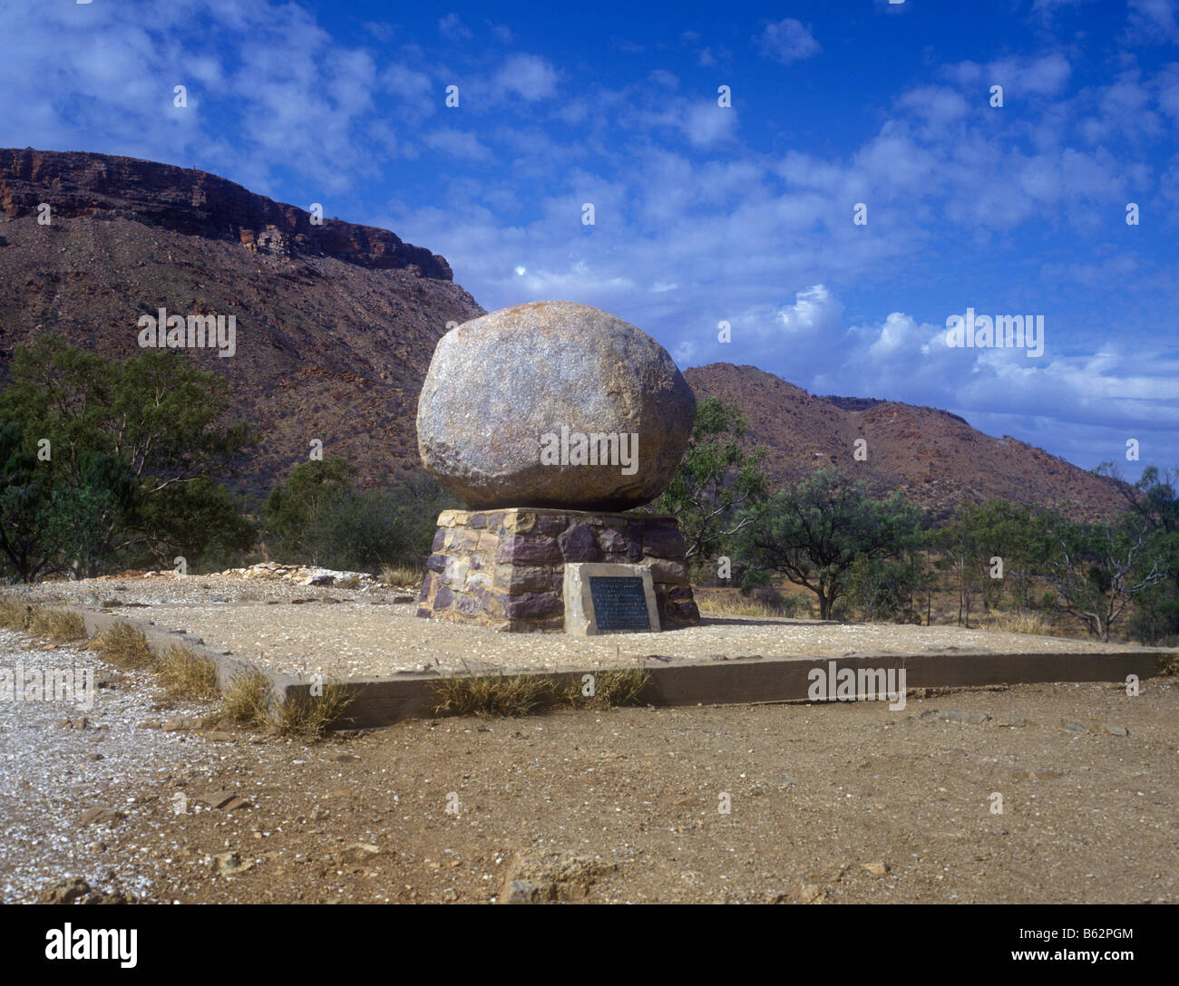 Gedenkstein an Pfarrer John Flynn Grab, Gründer von The Royal Flying Doctors Service of Australia in Alice Springs Stockfoto
