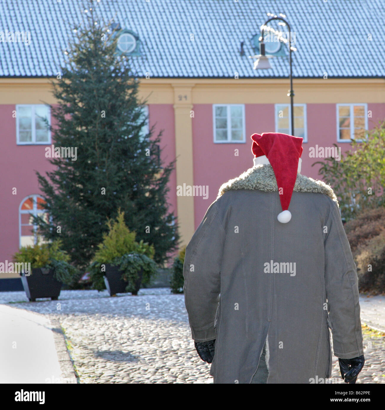 Weihnachten Ensam Svensk Tomte med Tomteluva På Väg Saum Genom Stan schwedische Weihnachtsmann mit rotem Hut gehen nach Hause Hemåt Stockfoto