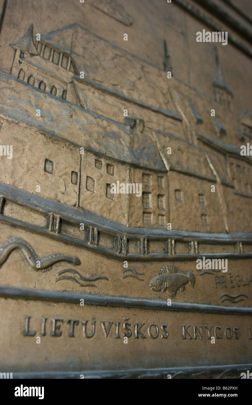 Eine Bronzetür an der Universität Vilnius Bibliothek erinnert an das erste litauische Buch Stockfoto