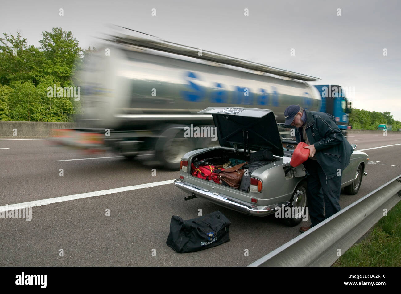 Im Kraftstofftank des Autos auf einer Autobahn Pannenstreifen nach dem laufen aus Kraftstoff heraus füllen Stockfoto