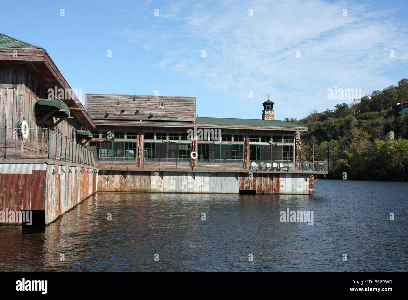 Ein Wharf Restaurant Gebäude auf einem Floß am Lake Taneycomo im Besitz von Bass Pro Shop Branson Missouri Stockfoto