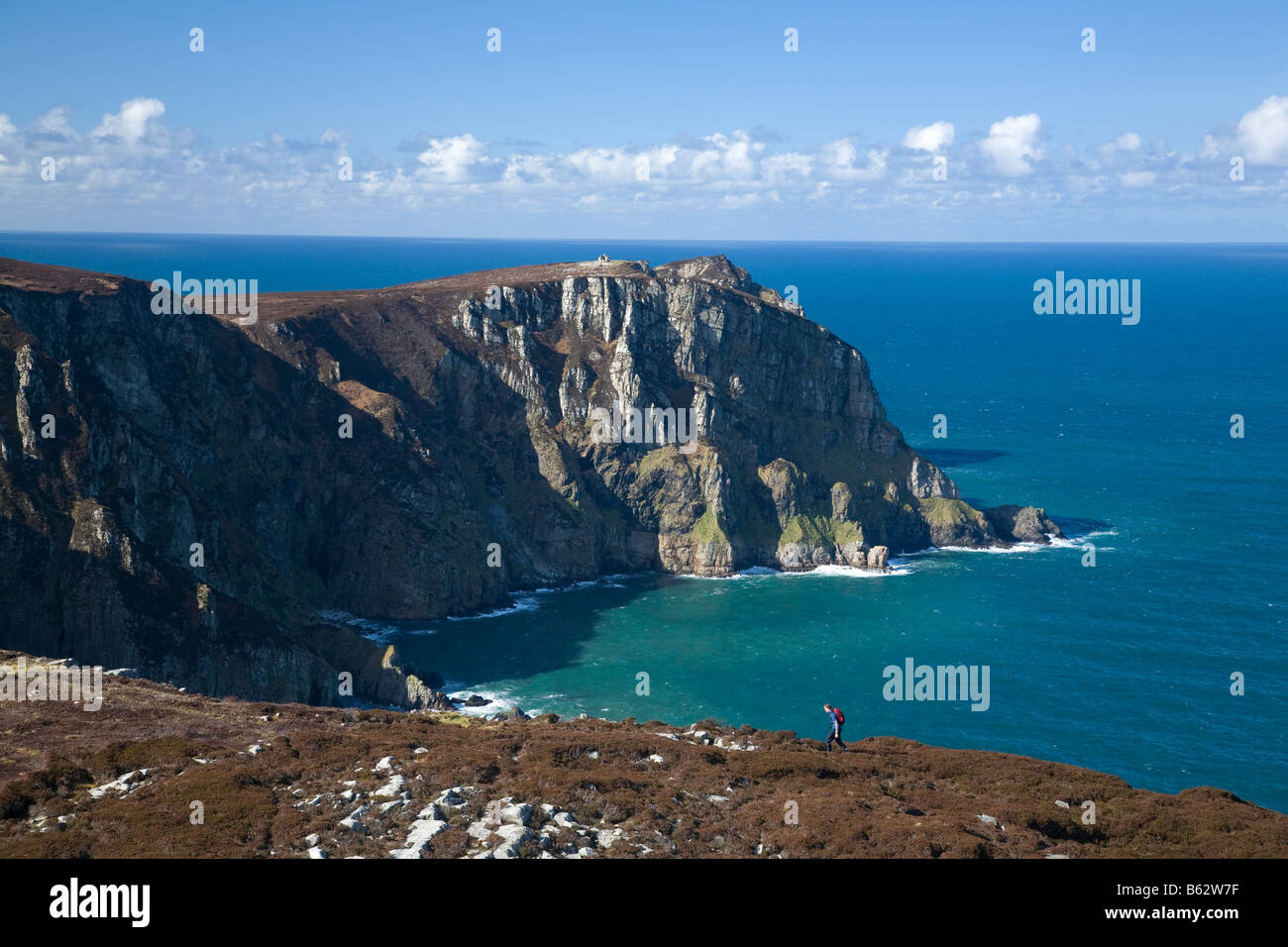 Walker auf den Klippen von Horn Head, County Donegal, Irland. Stockfoto