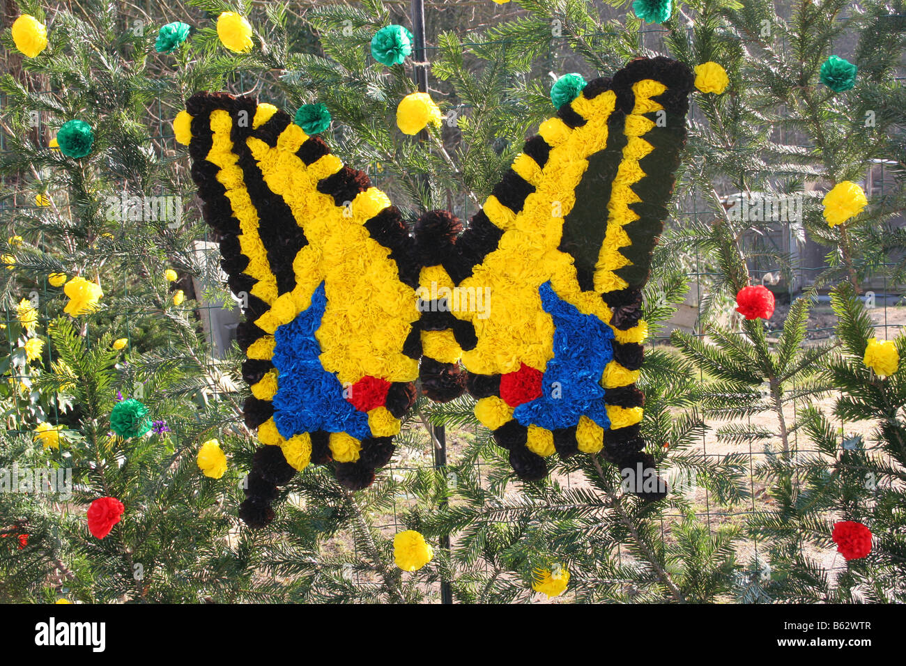 Gelben Schmetterling gemacht von Blumen, St Vincent Festival, Villy in der Nähe von Chablis, Burgund, Frankreich. Horizontale 50617 Chablis2005 Stockfoto