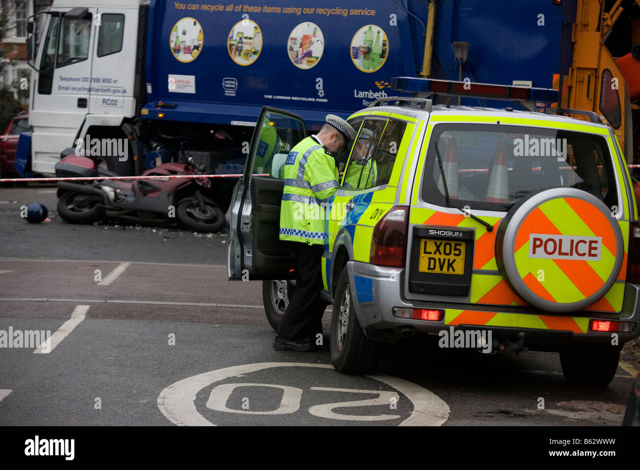 Großstädtischen Verkehr Polizei untersuchen die Kollision zwischen einem Motorrad und einem Londoner Stadtteil Lambeth recycling Fahrzeug. Stockfoto
