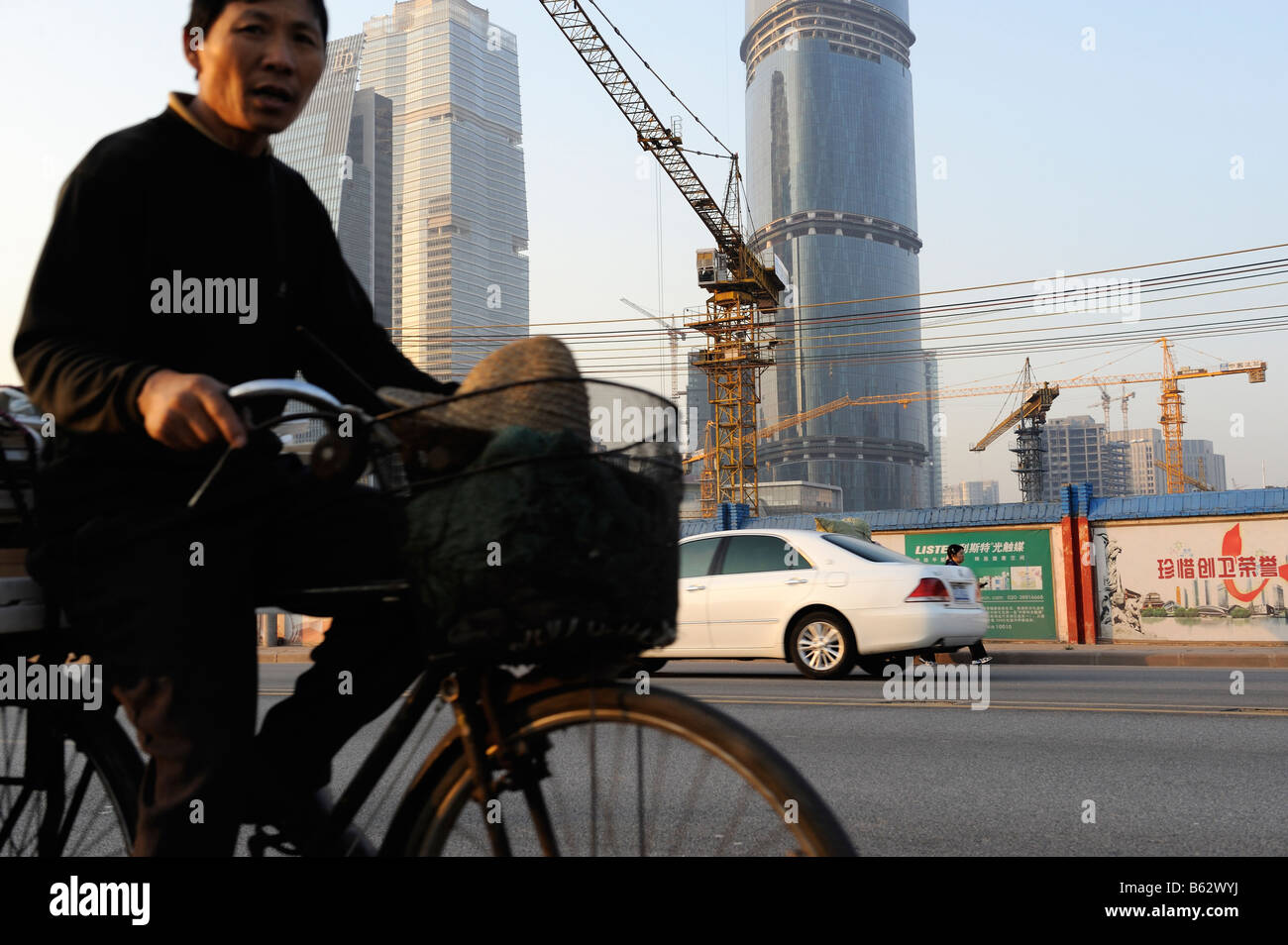 Chinesischen Radfahrer geht eine Baustelle Stockfoto