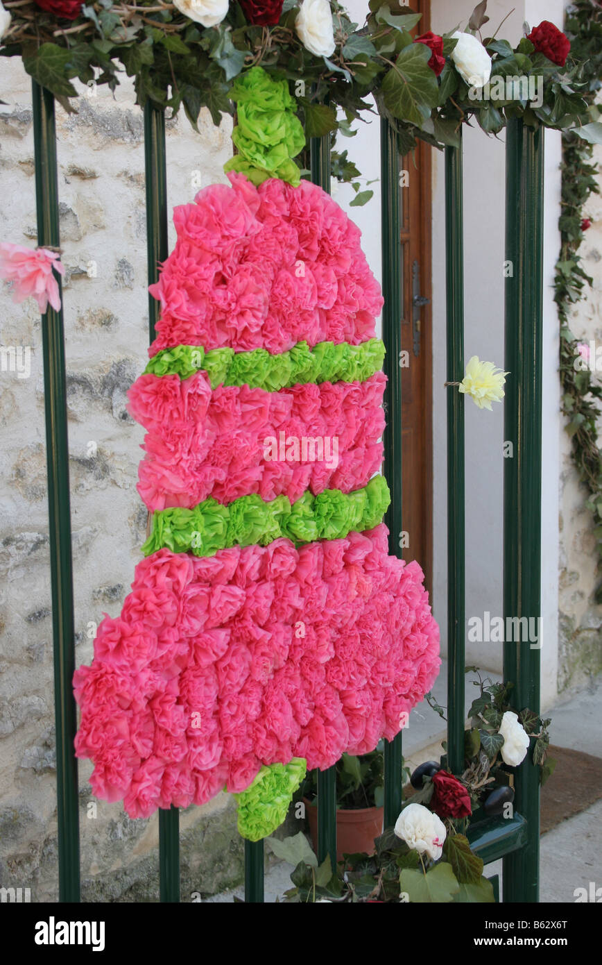 Rosa Bell hergestellt aus Blumen, St Vincent Festival, Villy in der Nähe von Chablis, Burgund, Frankreich. Vertikale. 50615 Chablis2005 Stockfoto